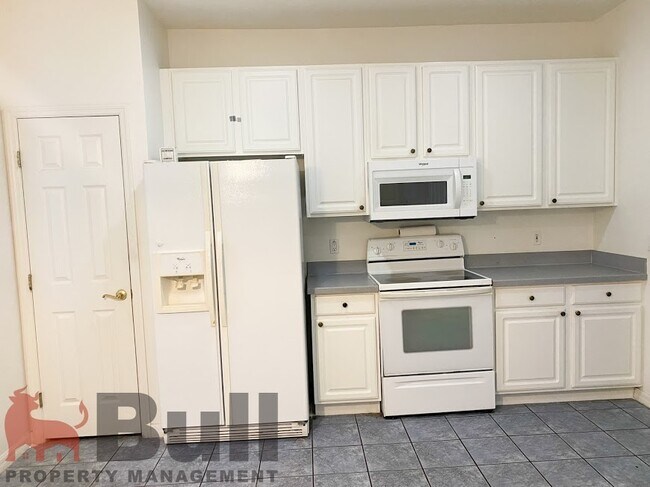 Foto del edificio - 596 Neumann Village Ct