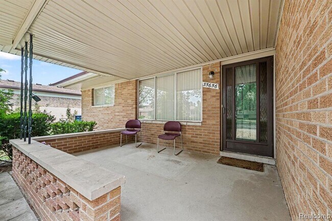 Building Photo - 35656 Saxony Dr