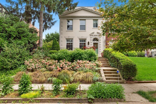 Foto del edificio - Available Now! 4 Bedroom  3.5  Bathroom Townhouse //Woodley Park// Garage, Driveway & 3 Levels of...