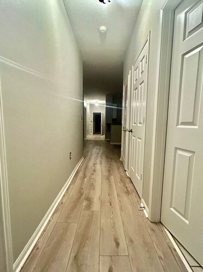 Foto del edificio - 3 Bedroom/ 2 Bathroom Condo Available in August!