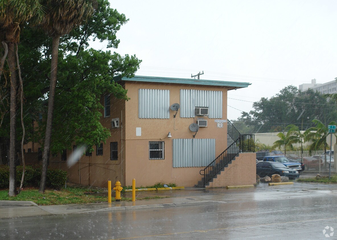 Building Photo - 700 NW 15th Ave