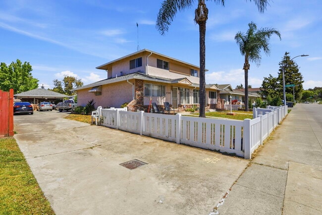 Building Photo - 2105 Royal Dr