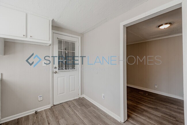 Foto del edificio - 6910 Forrest Rd