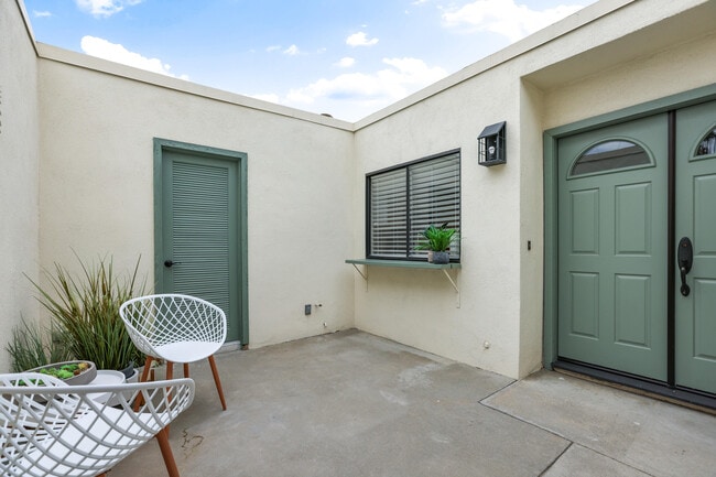 Building Photo - 1713 Grand Bahama Dr W