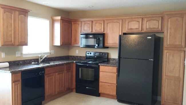 Building Photo - 816 SW Peach Tree Ln