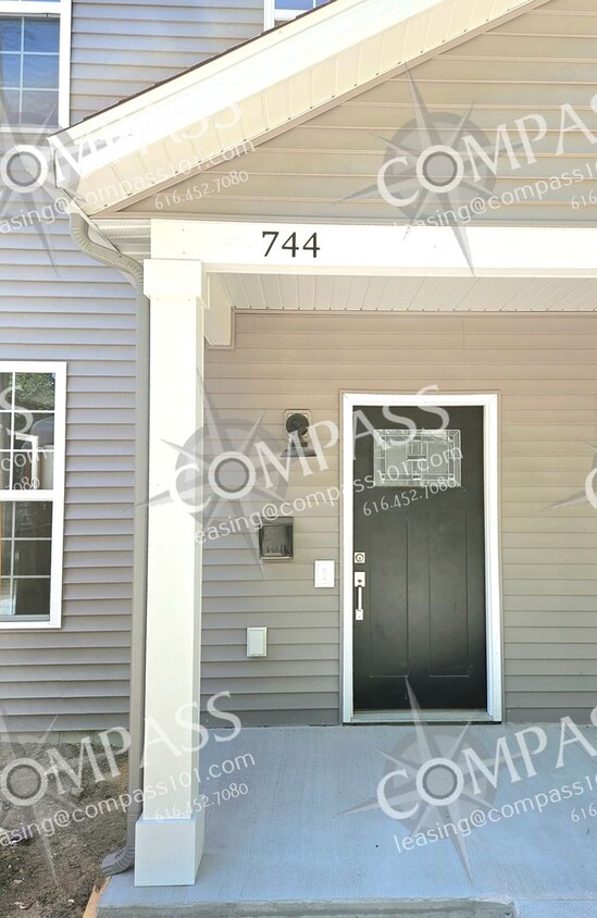 Foto principal - 744-746 Sibley St NW