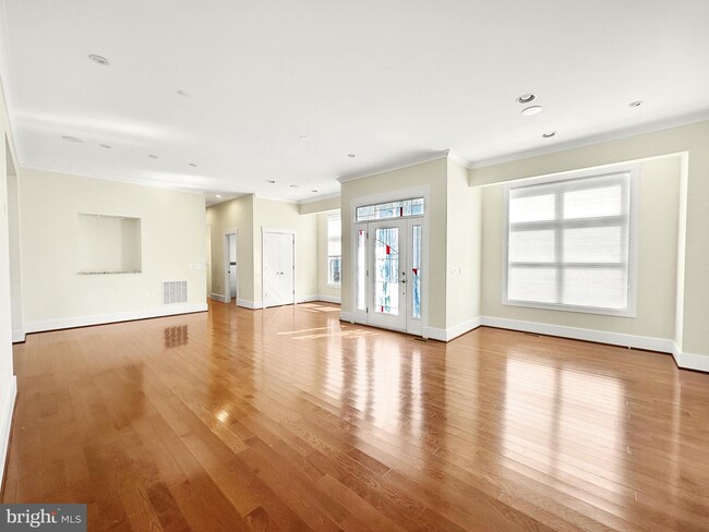 Building Photo - 6607 Melrose Dr