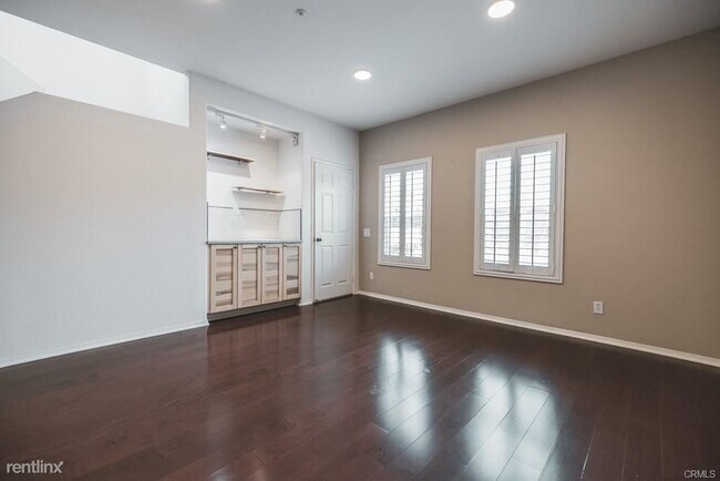 Building Photo - 3 br, 2.5 bath Townhome - 626 E Walnut St