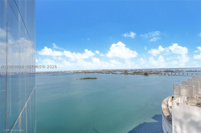 Foto del edificio - 700 NE 26th St