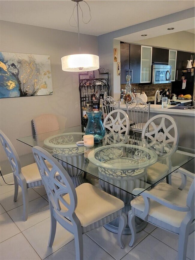 Building Photo - 7936 Sanibel Dr