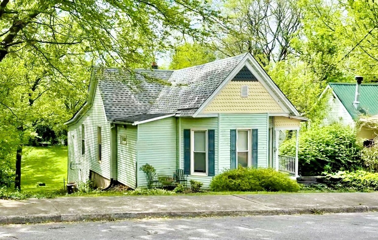 Building Photo - *** Coming Soon – Rare Downtown Corydon Rental! ***