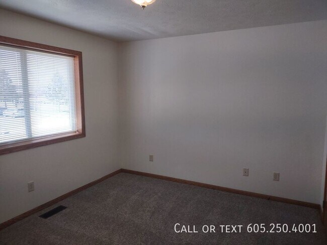 Building Photo - Charming 2 Bedroom 2 Bathroom Centrally Lo...