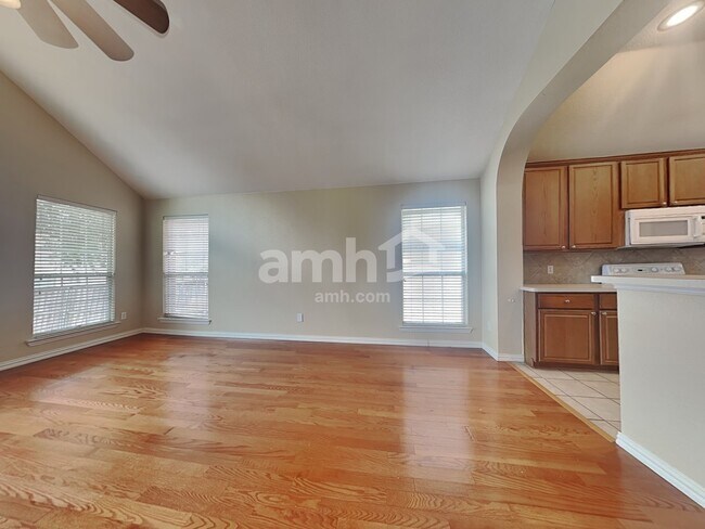 Foto del edificio - 6215 Crestmont Ln