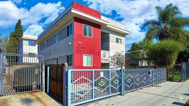 Photo - 1231 1/2 W 36th Pl Apartment