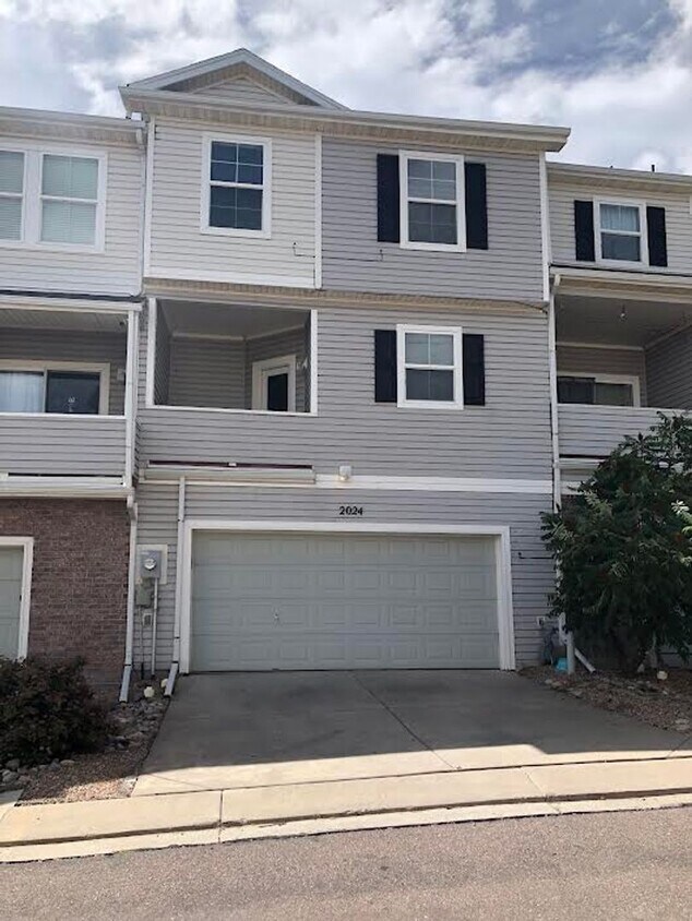 Foto principal - Fully Renovated, "MUST SEE" 3 Bedroom, 3 B...