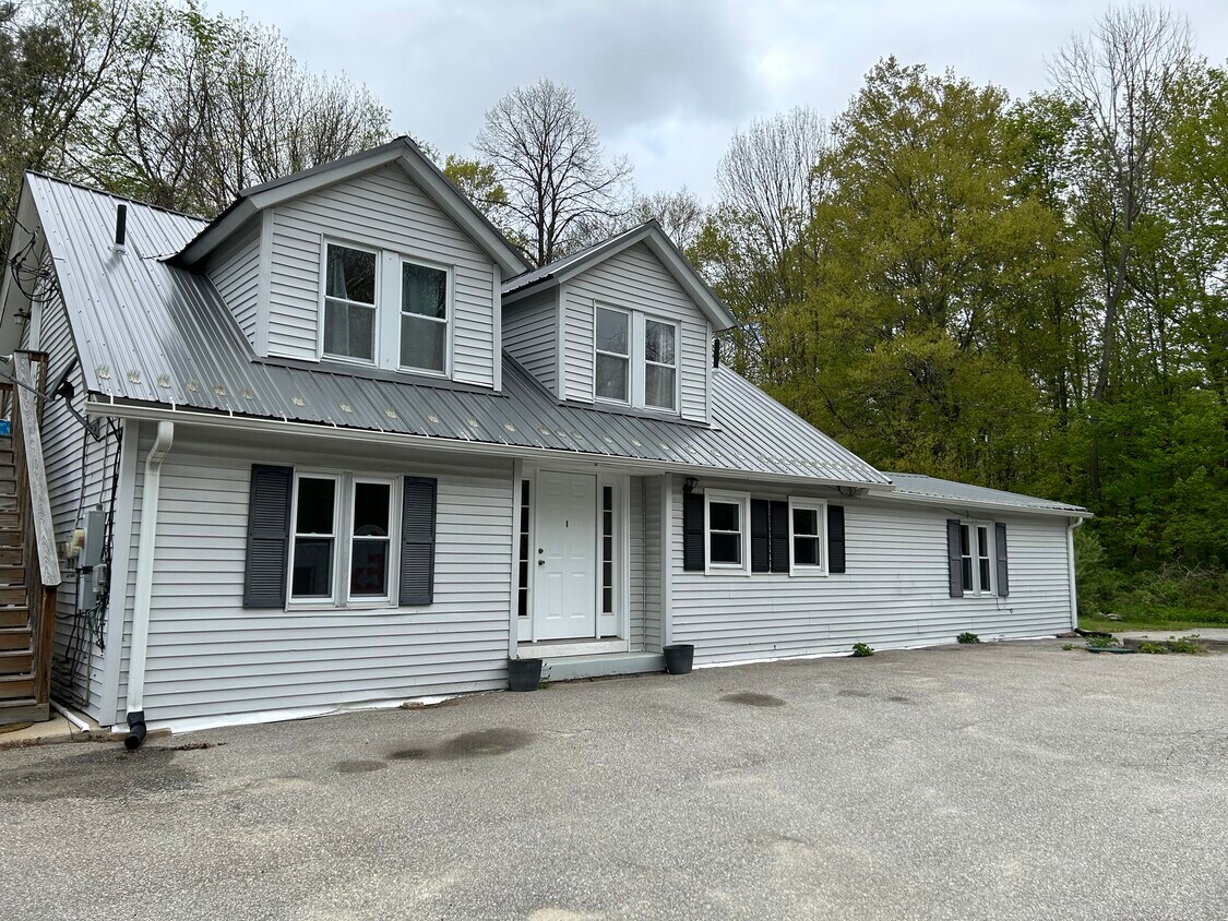 162 Pomfret St Unit 1, Pomfret Center, CT 06259 Apartments in Pomfret