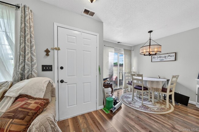 Foto del edificio - 1208 Whispering Hills Dr