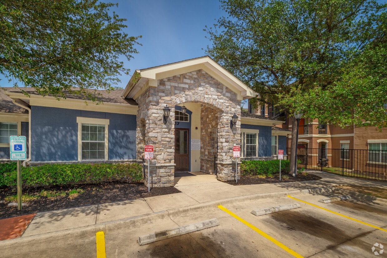 Tigoni Villas Apartments in San Antonio, TX