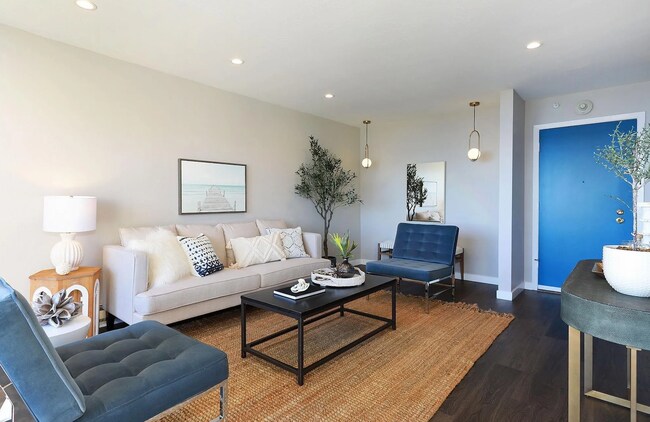 Foto del edificio - STUNNING Two Bedroom Condo Available at Watergate Community! RARE FIND!