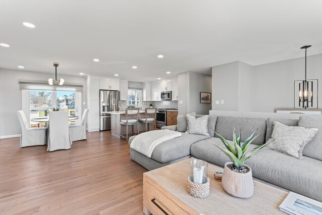 Foto del edificio - 445 S Riverside Dr