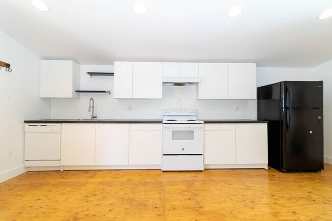 Building Photo - Beautiful ADU Studio Apt! With washer, dry...
