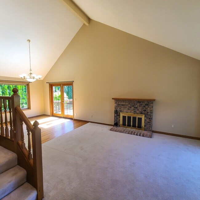 Building Photo - Spaceous 1740 sq ft 3 bedroom 2.5 bath hom...