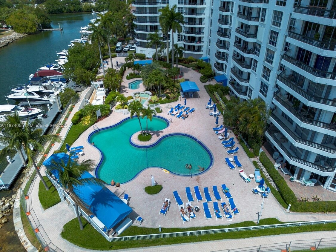 Foto principal - 3530 Mystic Pointe Dr