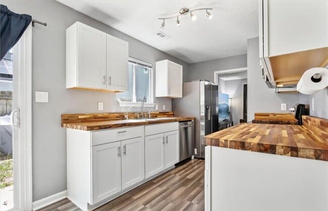 Building Photo - Spacious 4 bedroom, 2.5 bath home in Cobbl...