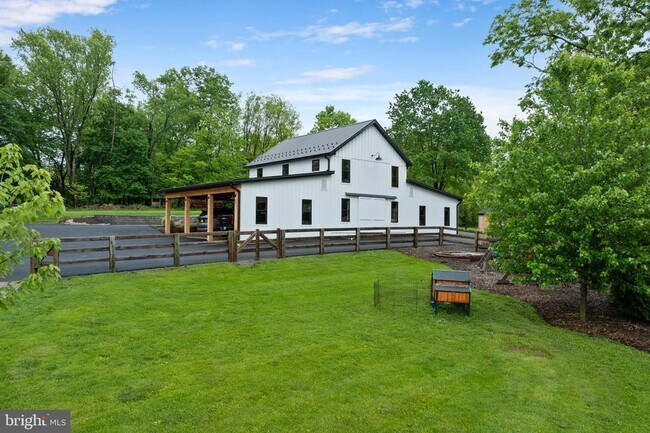 Foto del edificio - 2406 Upper Ridge Rd