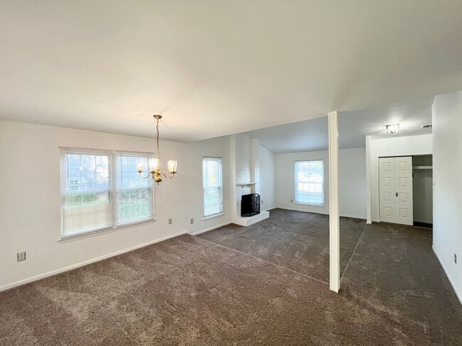 Building Photo - Fantastic 3 Bed 2 Bath Home Sitting On A S...