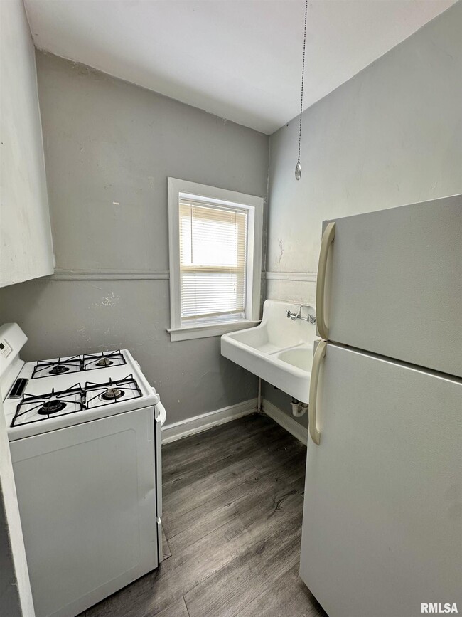 Building Photo - 2028 7th Ave