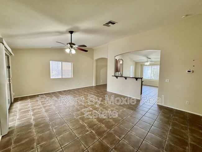 Foto del edificio - 43385 W Chisholm Dr