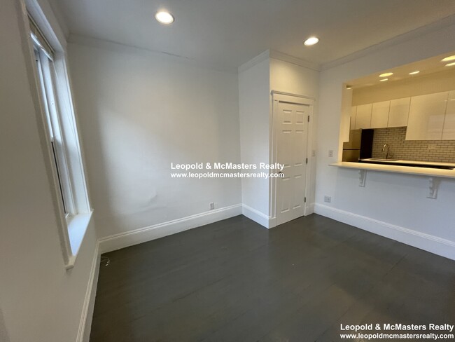 Building Photo - 55 Queensberry St