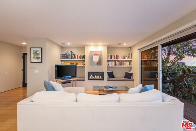 Building Photo - 2158 Sunset Plaza Dr