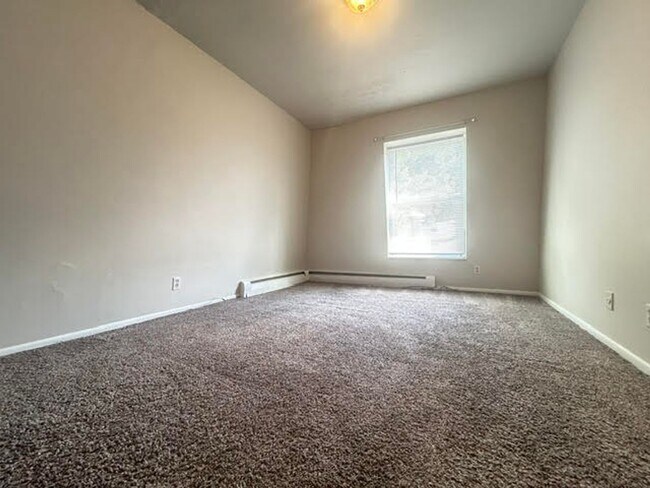 Building Photo - Spacious 1–3 Bedroom Apartments in South Louisville | Cedar Chase