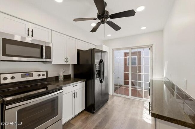 Kitchen to courtyard/laundry room - 5142 E Edgemont Ave