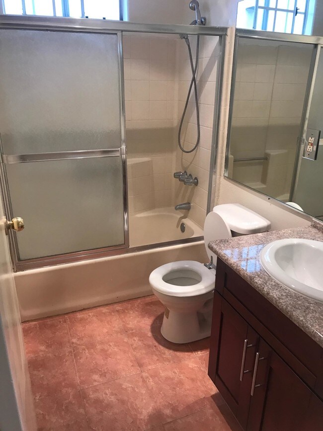 Foto del edificio - 1652 Colby Ave