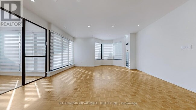 Photo du bâtiment - 7460 Bathurst St