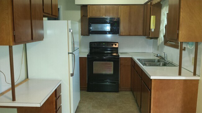 Building Photo - 147 Elmwood Ln