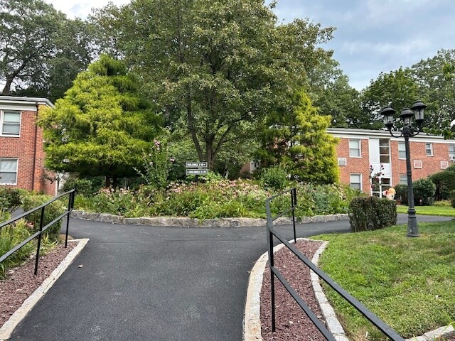 Foto del edificio - 2 Wildwood Rd
