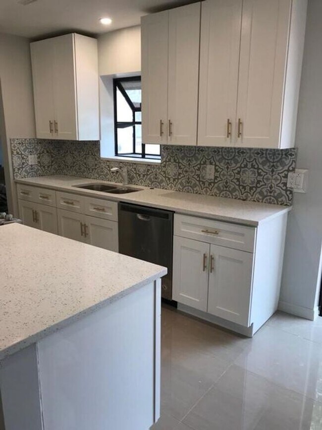 Foto del edificio - 560 NE 48th St