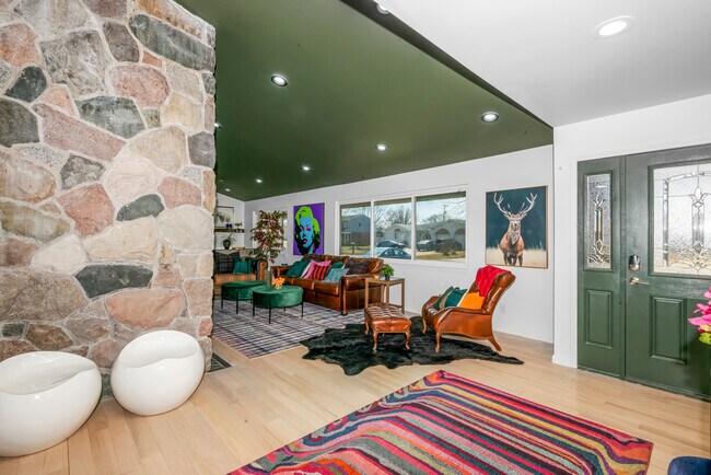 Foto del edificio - MCM Ranch : Modern 5BR Near Henry Ford & McLaren