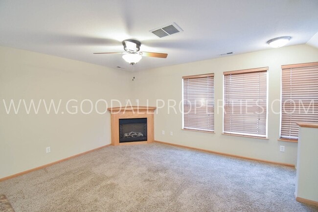Building Photo - 2-Bedroom, 2-Bath Urbandale Townhome with 2-Car Attached Garage