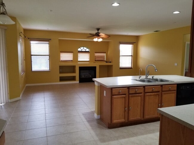 Building Photo - Beautiful 4 bed 2 bath home in Villa Sol C...