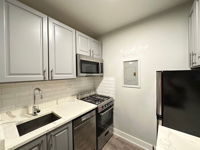Building Photo - 545 W Belmont Ave