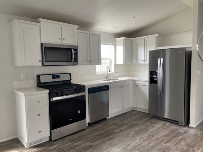 Building Photo - 39271 Memory Dr
