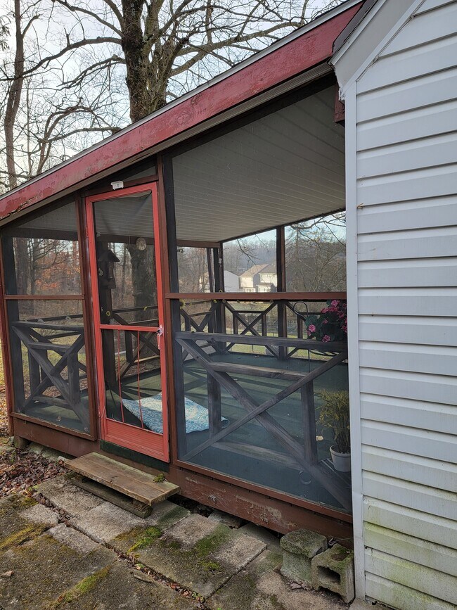 Screened in rear porch - 6404 Helen St