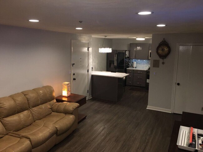 Building Photo - Bright 2-bedroom condo with balcony and ma...