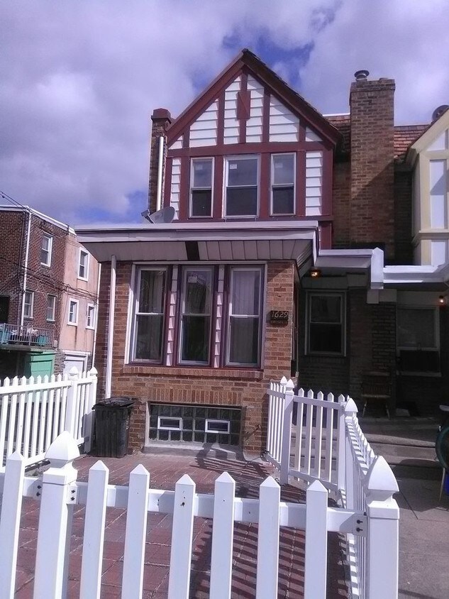 Primary Photo - 1629 W Sparks St