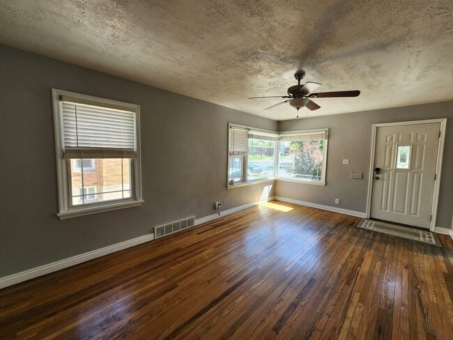 Building Photo - A Rental Home With MAD Curb Appeal!? YUP! 4 bd 2 bath Sugarhouse